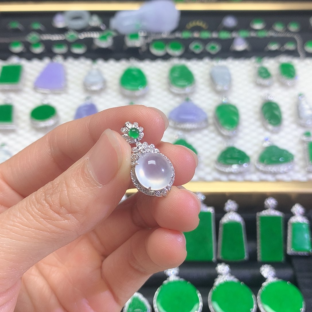 颈饰18K金镶嵌翡翠吊坠