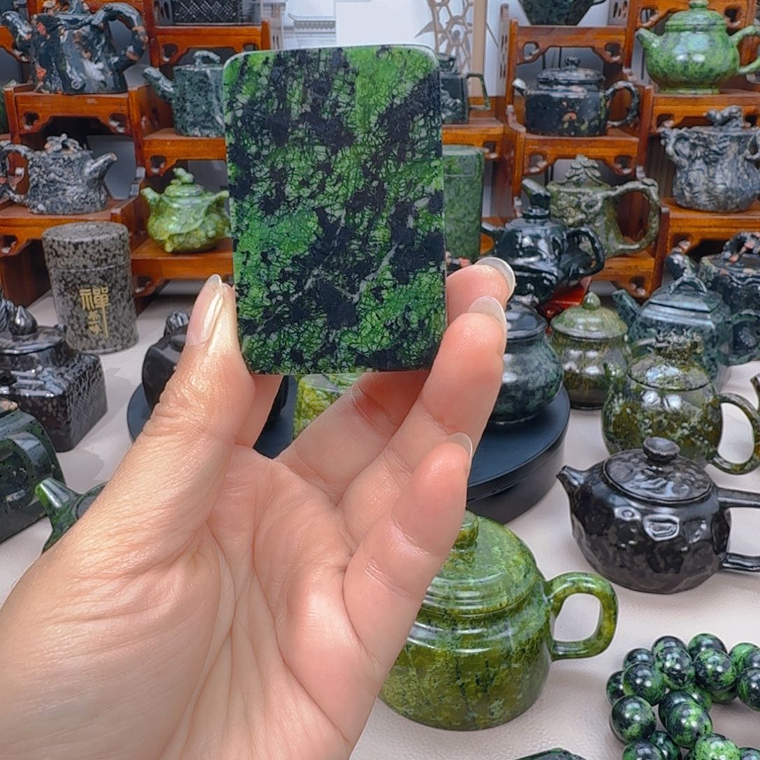 兰***涂蛇纹石玉未镶嵌摆件