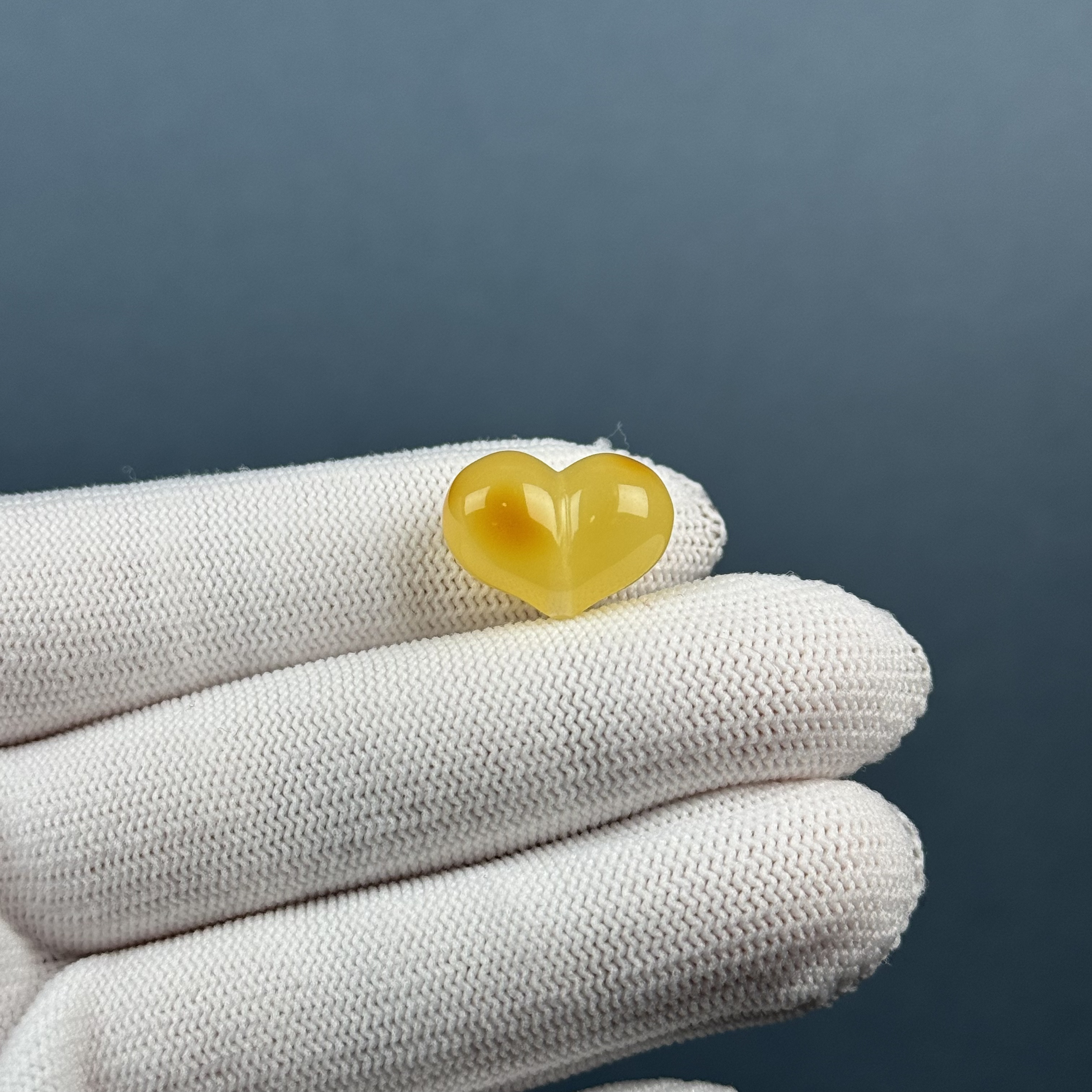 F4532天然原矿蜜蜡 屁桃爱心 18.2*13*10mm支持复检假一罚十