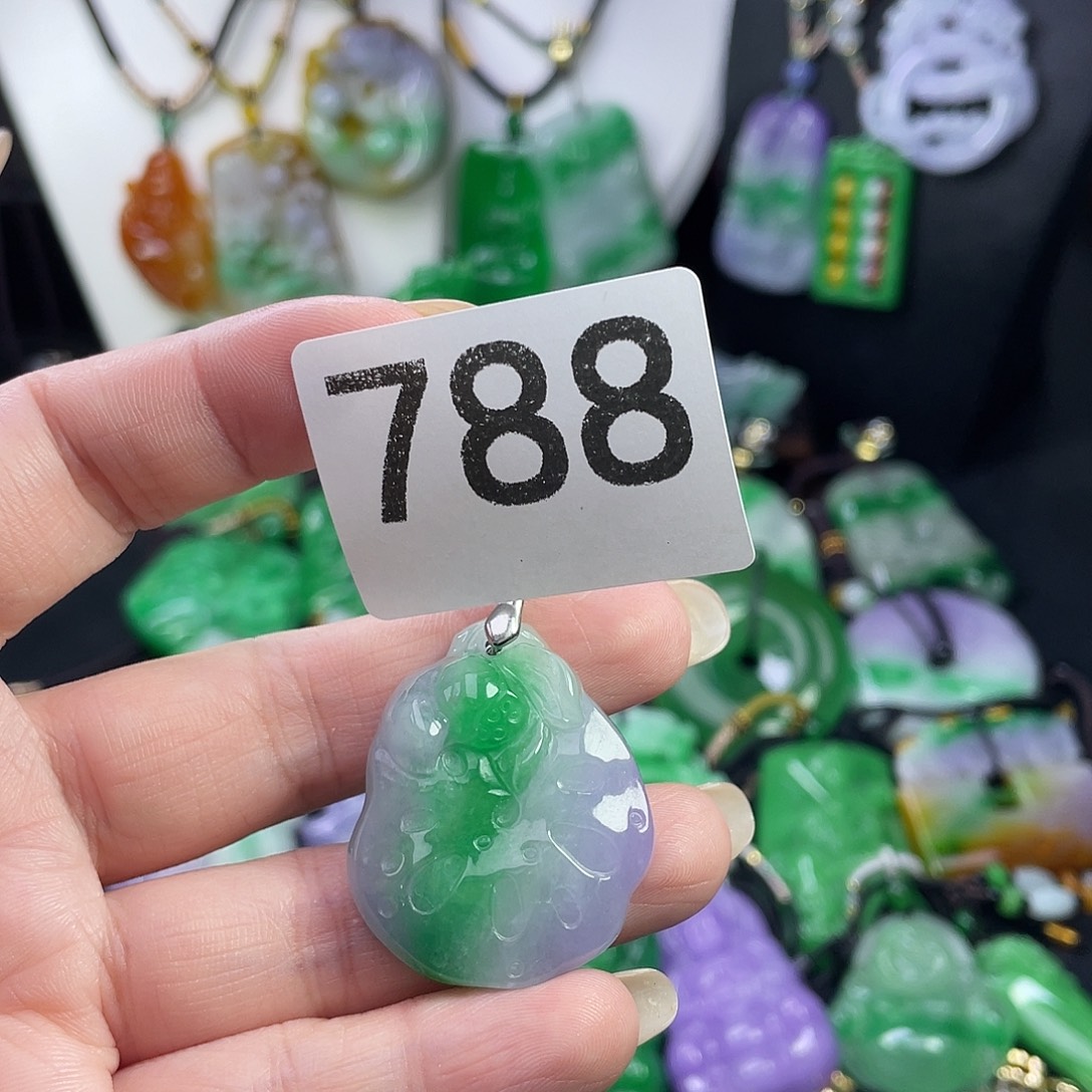 翡翠未镶嵌吊坠(赠链)