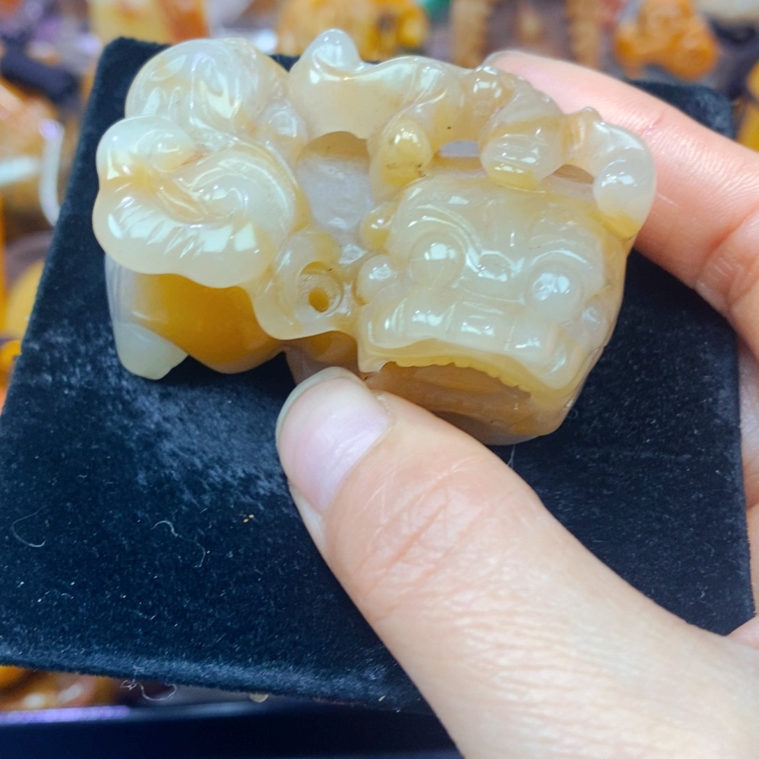 未镶嵌石英质玉（黄龙玉）颈饰