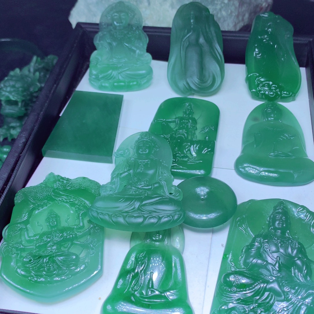 巴****定制翡翠未镶嵌天然翡翠A货毛货挂件