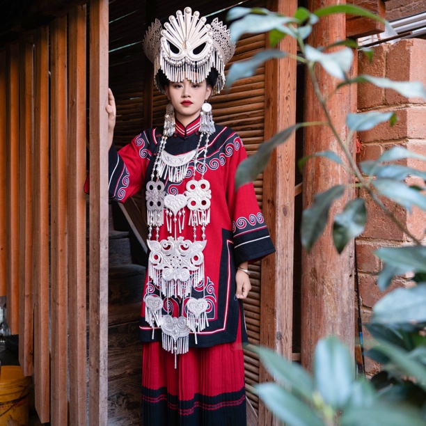 云尚彝裳凉山彝族红色长款民族服饰