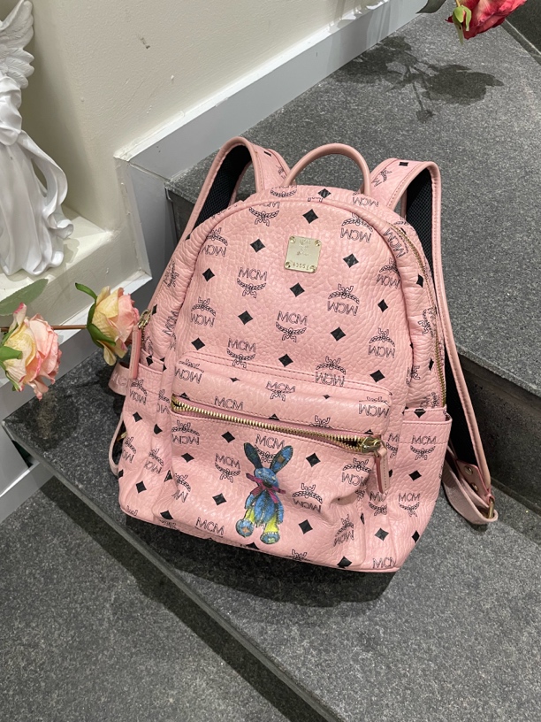 95新 MCM 95新 粉色涂鸦兔子双肩包