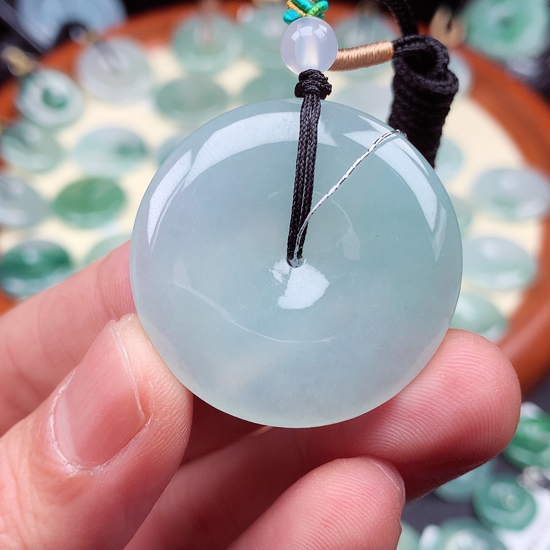 翡翠颈饰未镶嵌平安扣