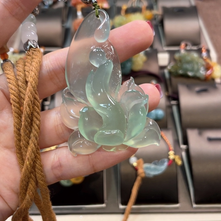 蛇纹石玉颈饰未镶嵌