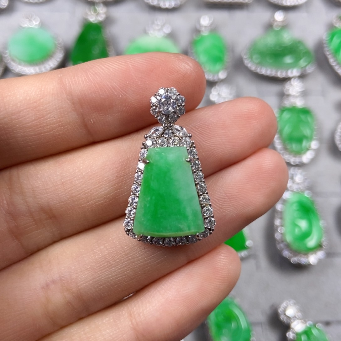 翡翠未镶嵌颈饰无事牌