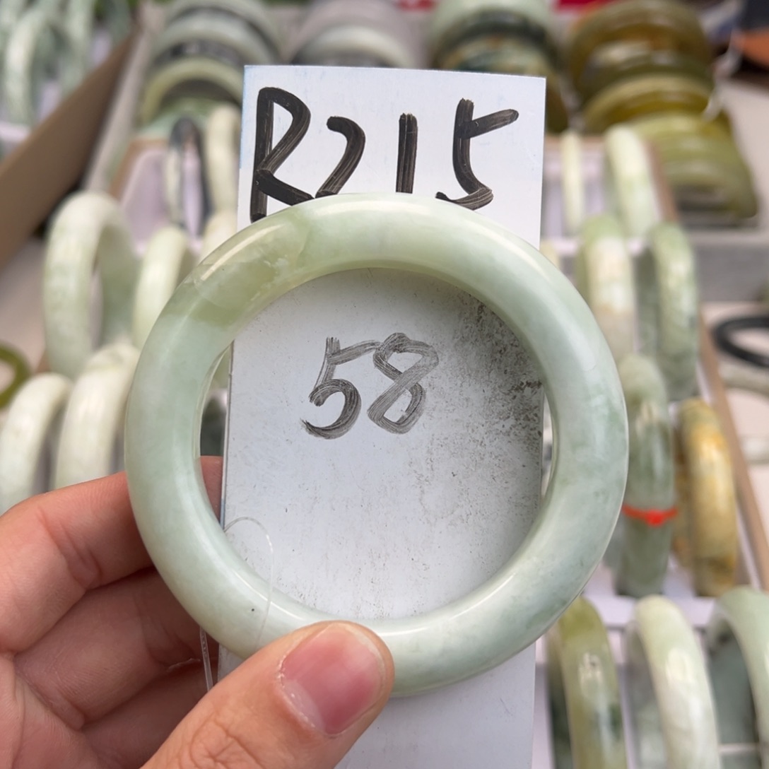 岫玉手镯未镶嵌天然岫玉微瑕，可以正常佩戴