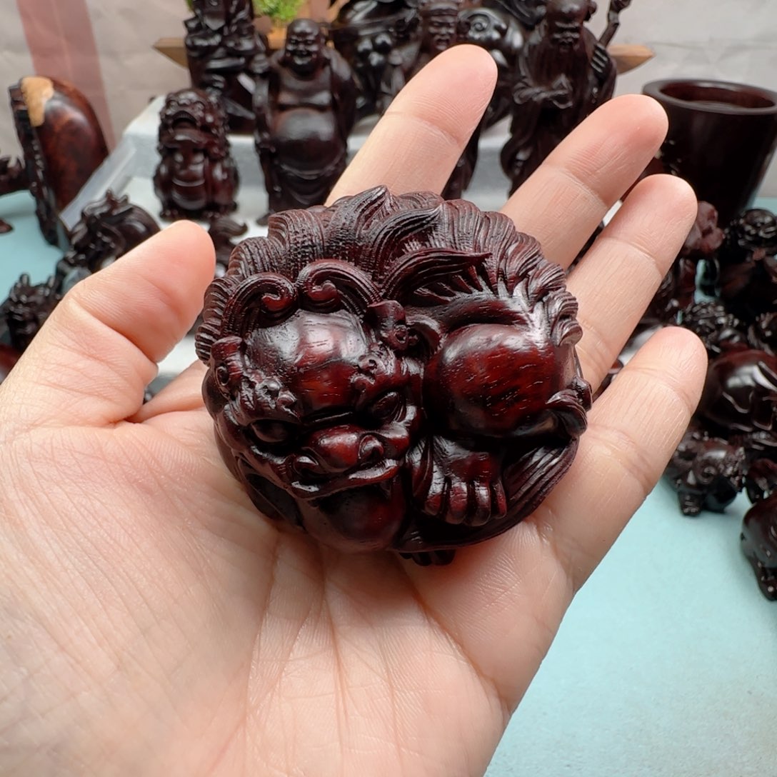 小叶紫檀把件黄****郎貔貅抱球