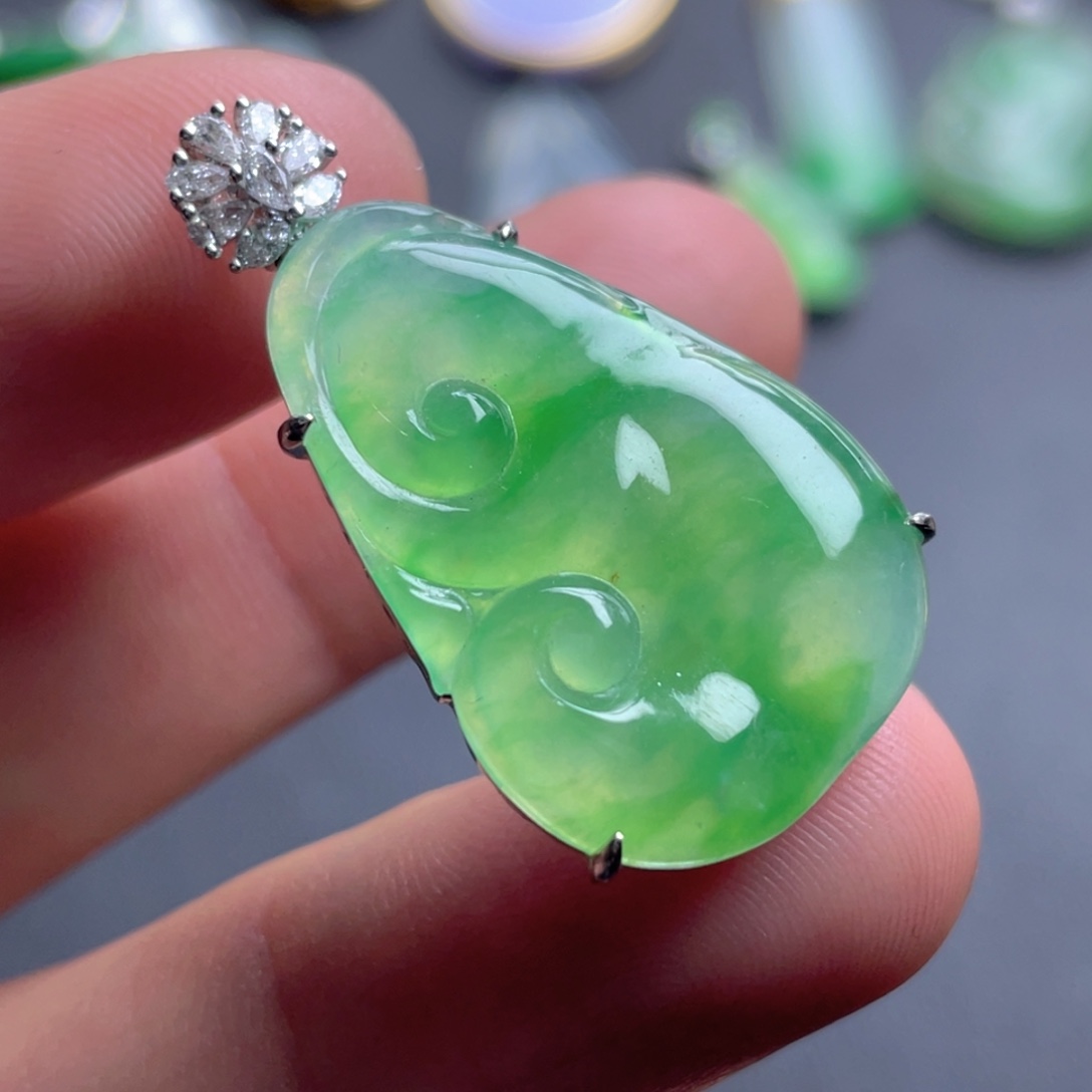 翡翠18K金镶嵌颈饰