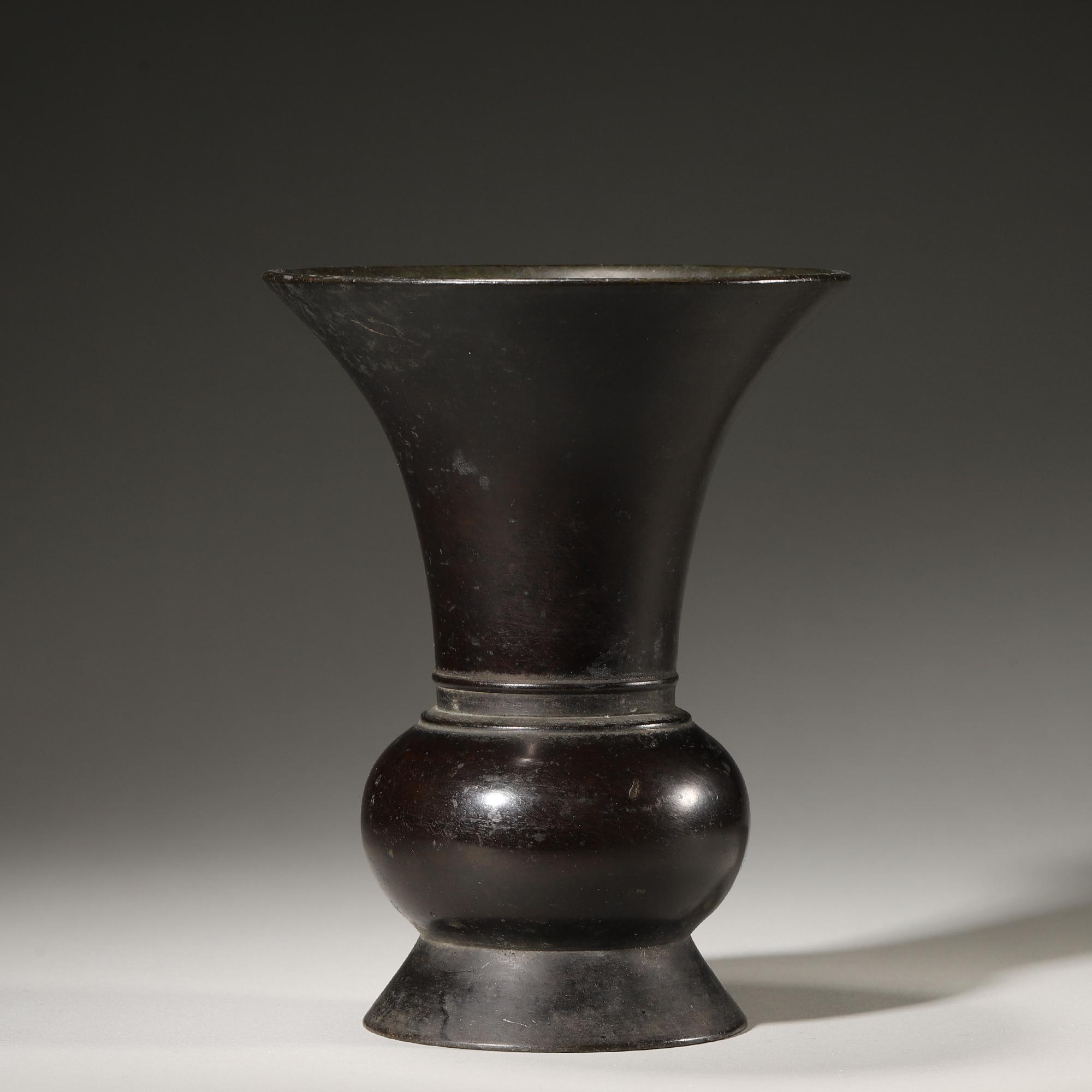 Tgz38 清代 旋纹素面铜花觚