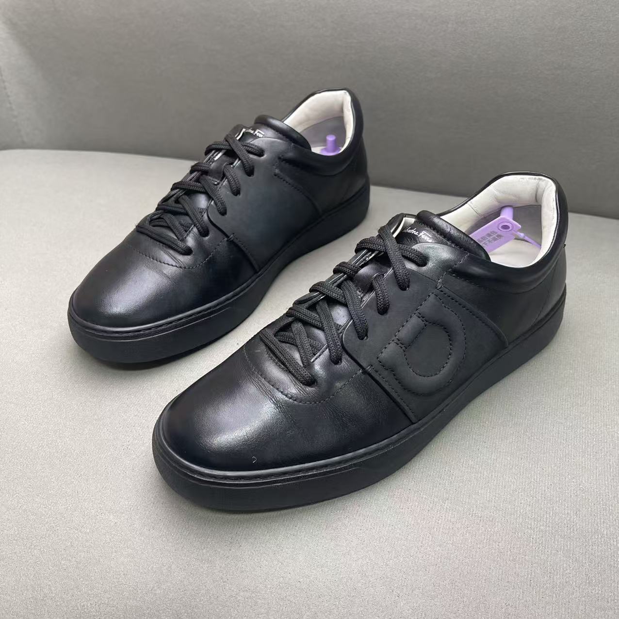 95新 FERRAGAMO/菲拉格慕 黑色皮面logo时尚板鞋 40.5码/轻微瑕疵