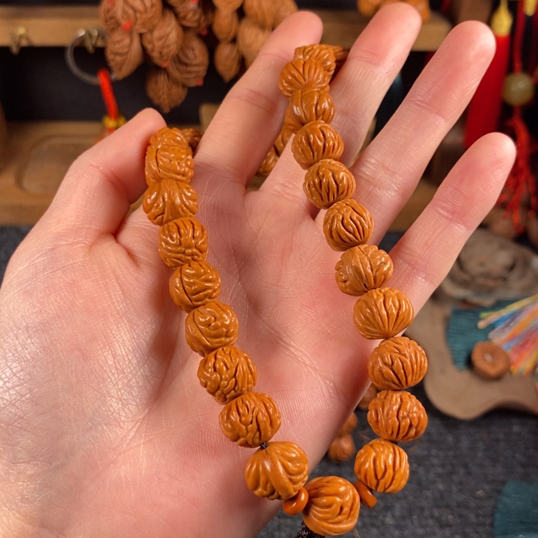 吊坠桃核桃枭手持