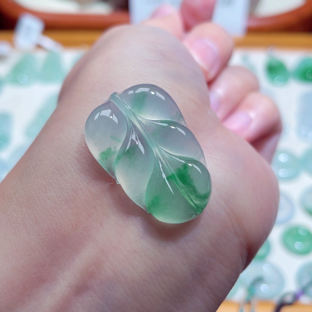 翡翠颈饰未镶嵌叶子