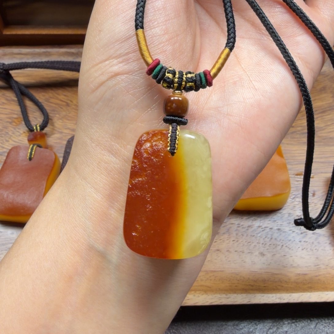 琥珀未镶嵌吊坠(赠链)