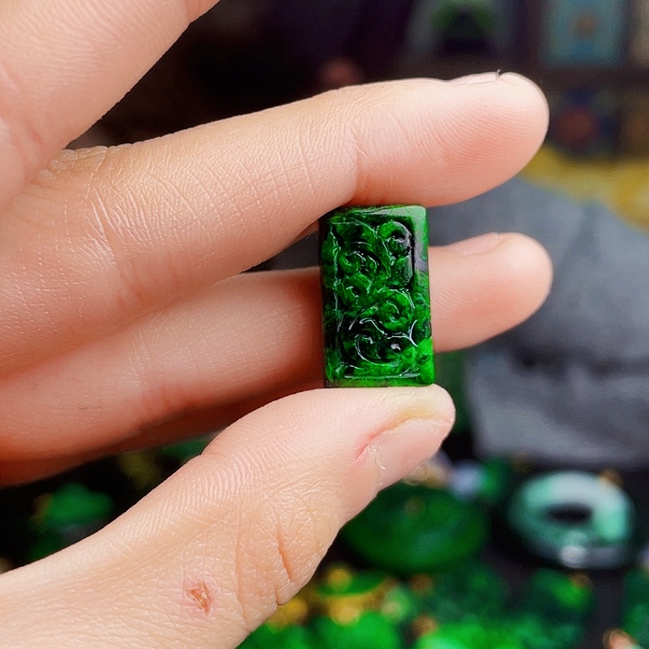 翡翠未镶嵌颈饰多样性