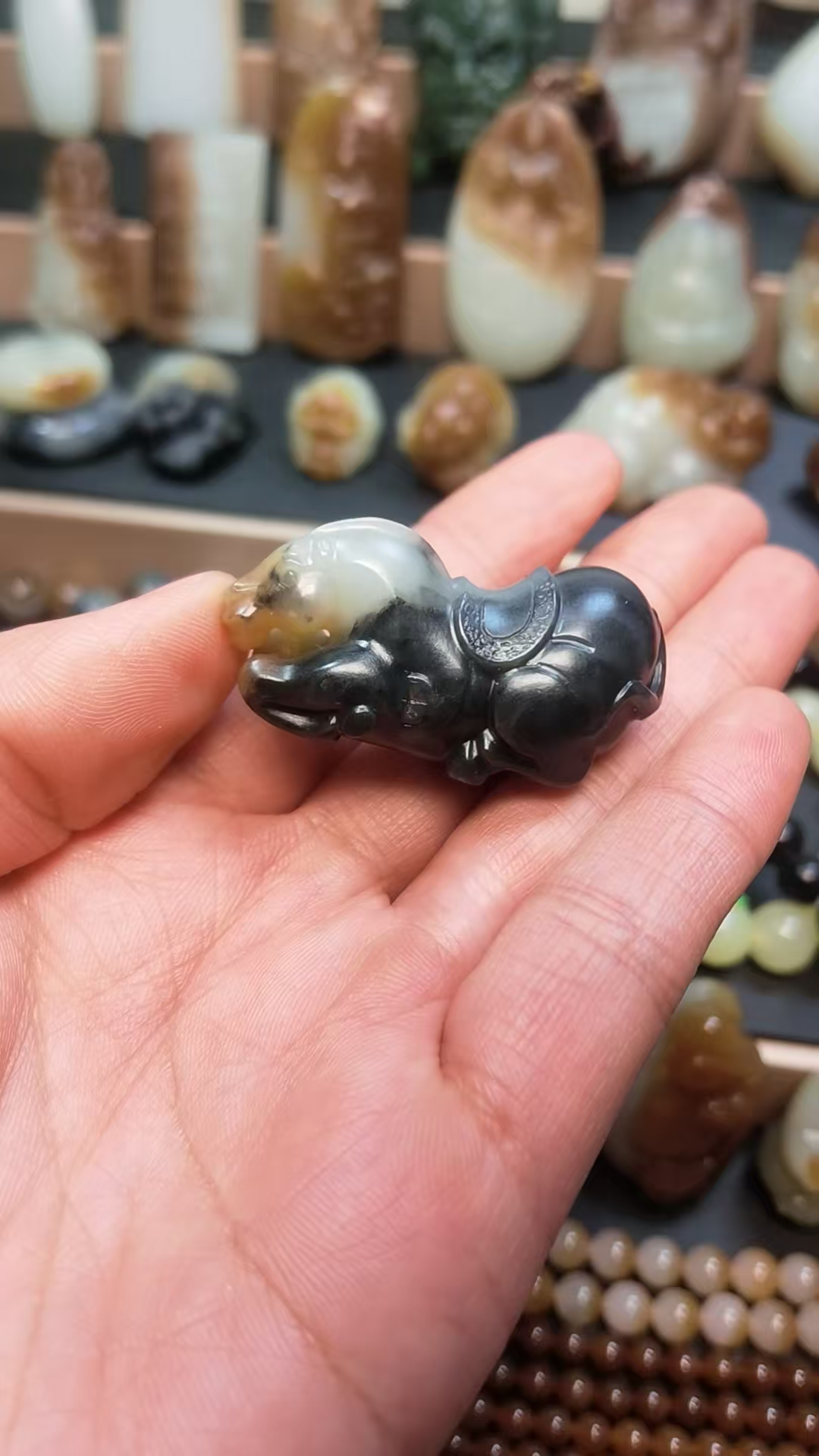 新疆和田玉楼兰三色马吊坠