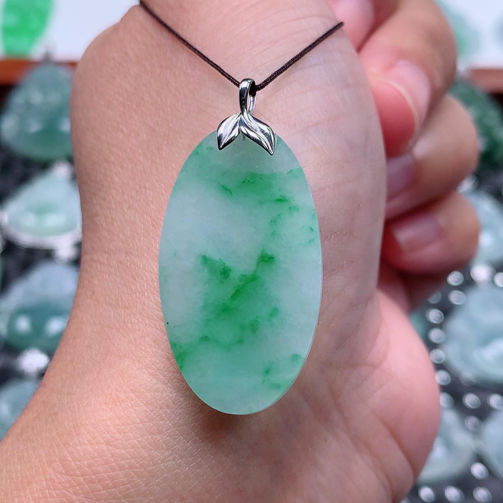 翡翠A货 18k金扣头水润飘阳绿无事牌吊坠 尺寸31.8×17.7×2.6