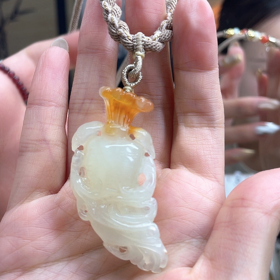 蛇纹石玉未镶嵌吊坠