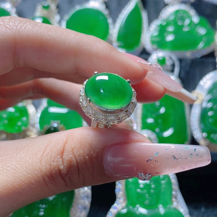 翡翠颈饰未镶嵌?****?