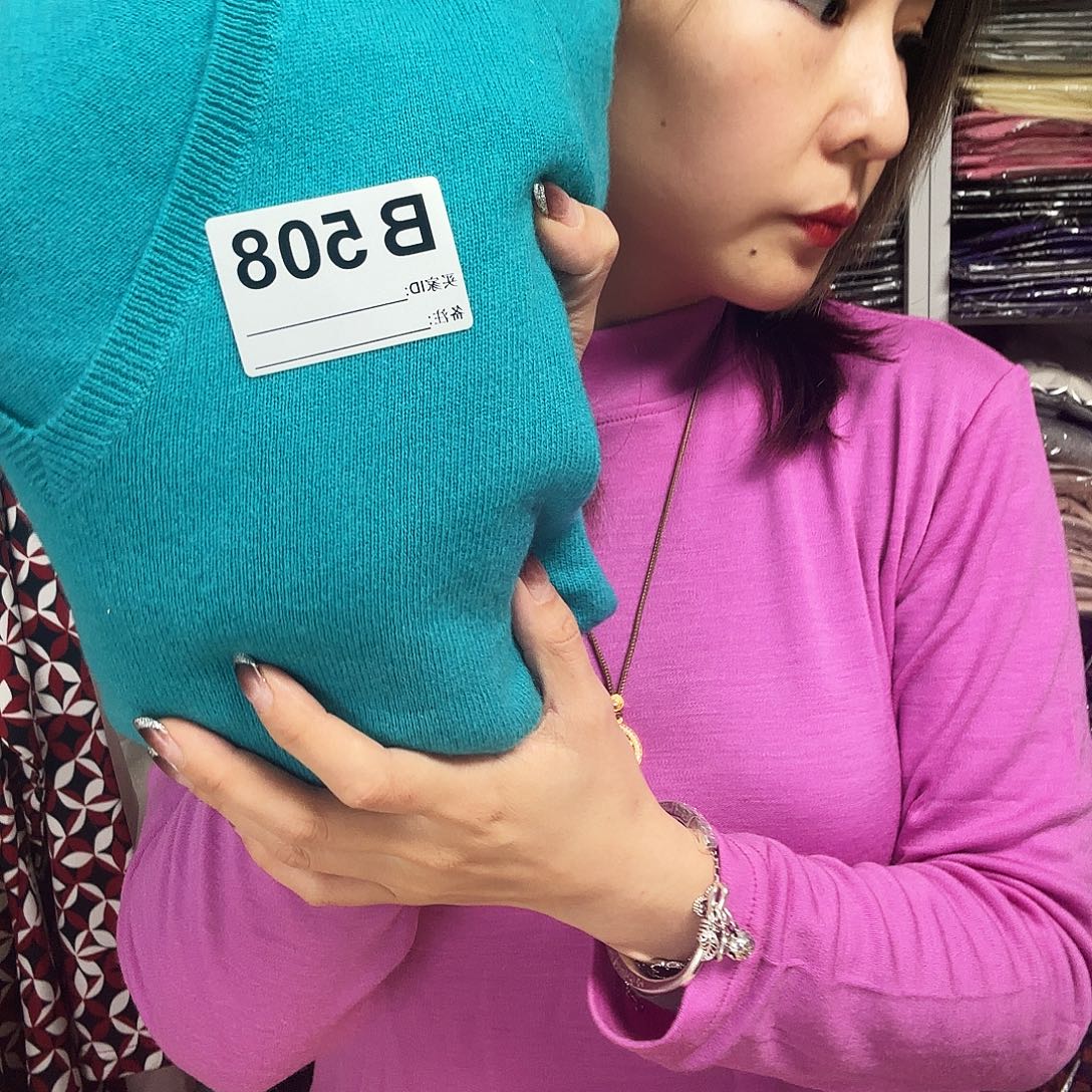 梁***景508蓝色羊绒衫M特价