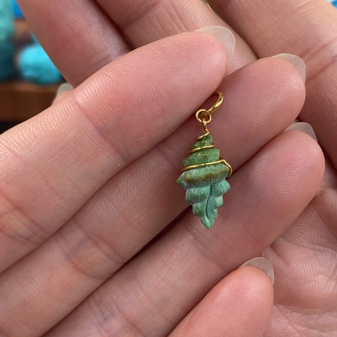 绿松石未镶嵌。海螺提溜