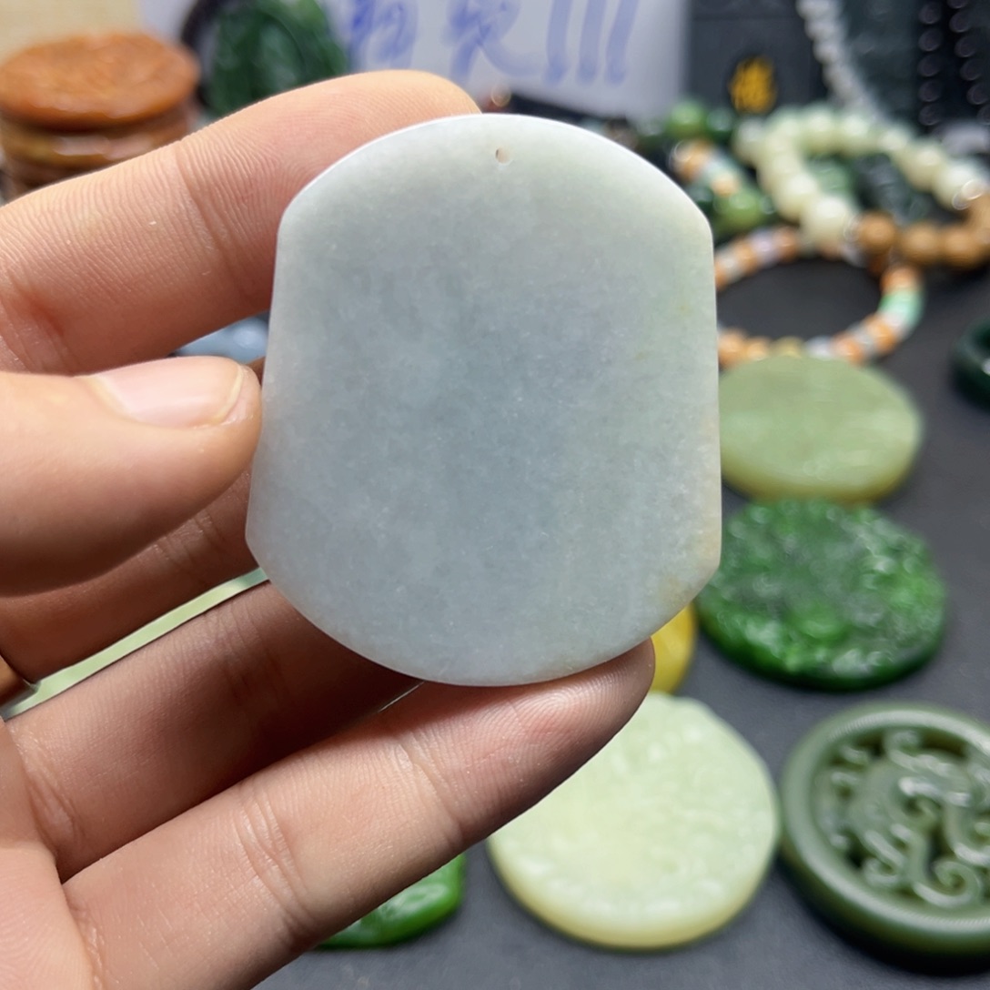 翡翠颈饰未镶嵌翡翠