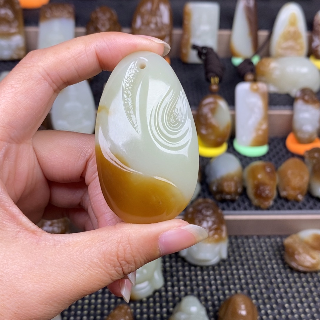 小***虎和田玉未镶嵌颈饰