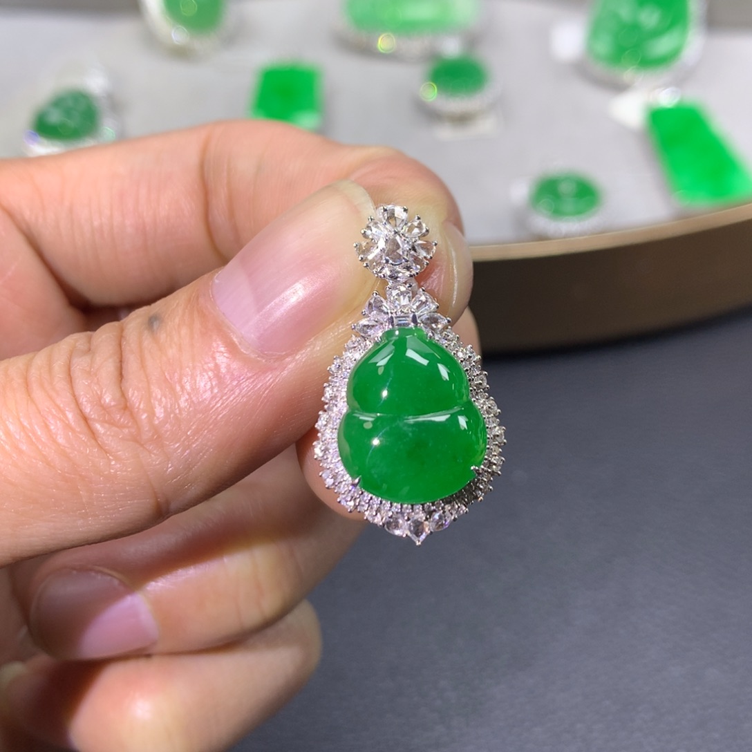 翡翠颈饰18K金镶嵌翡翠