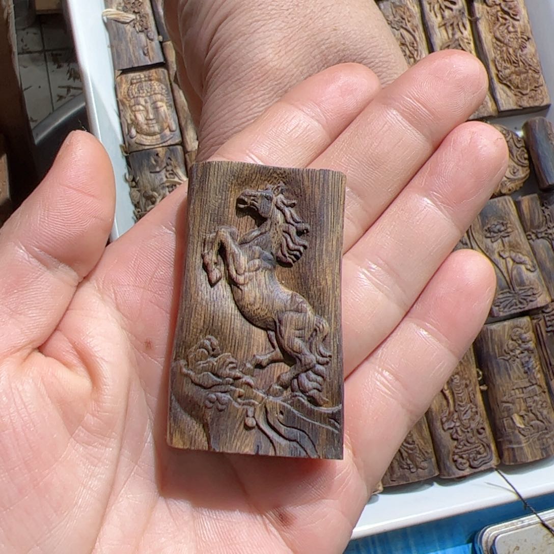 沉香吊坠白棋大势至马9.1克