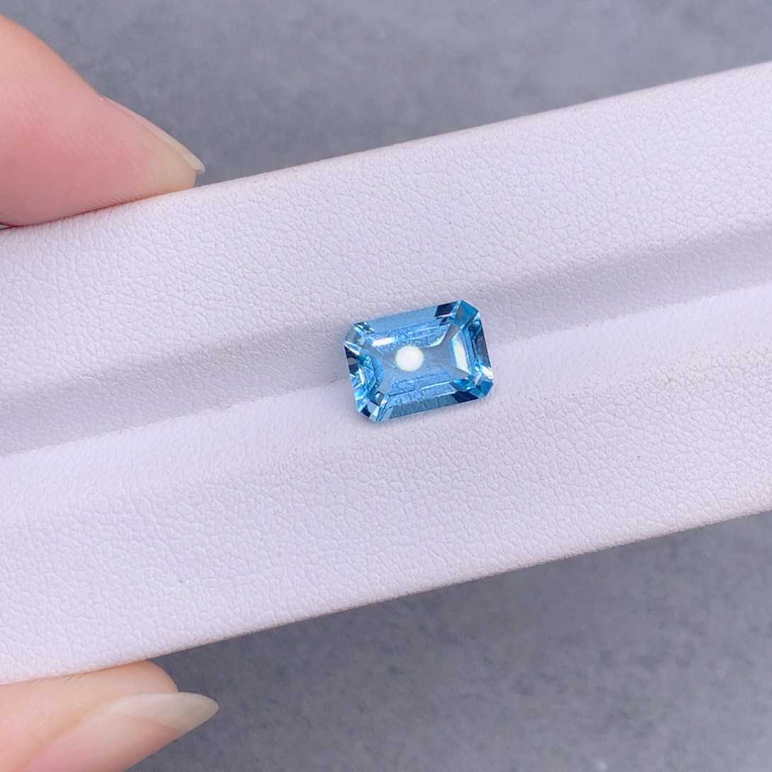 海蓝宝石裸石2.67克拉超圣