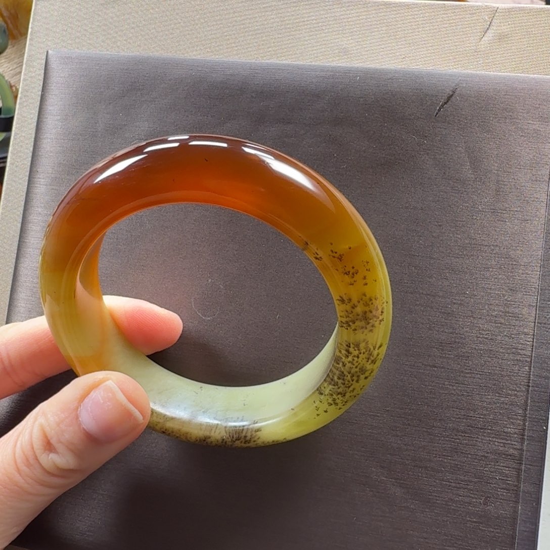 女***子蛇纹石玉未镶嵌手镯