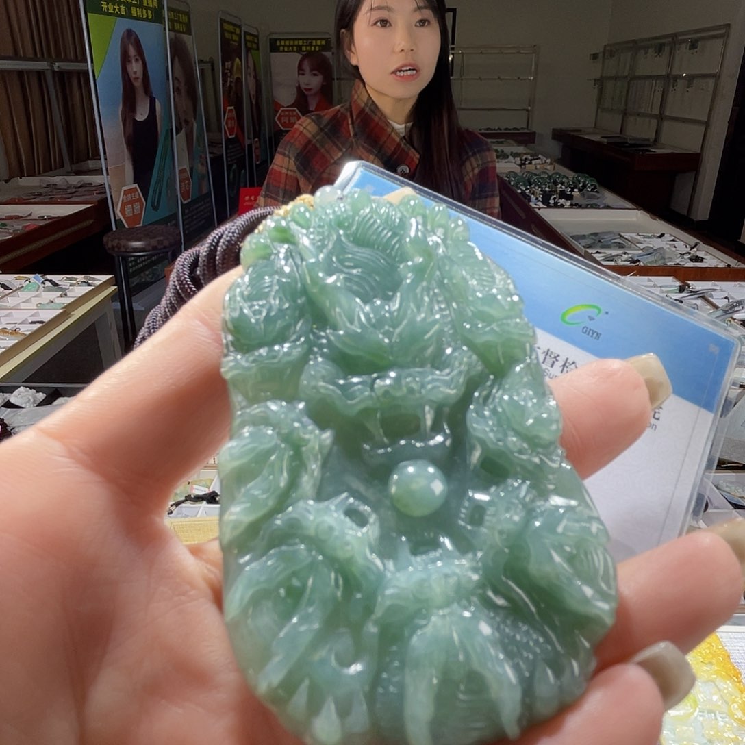 翡翠未镶嵌颈饰一