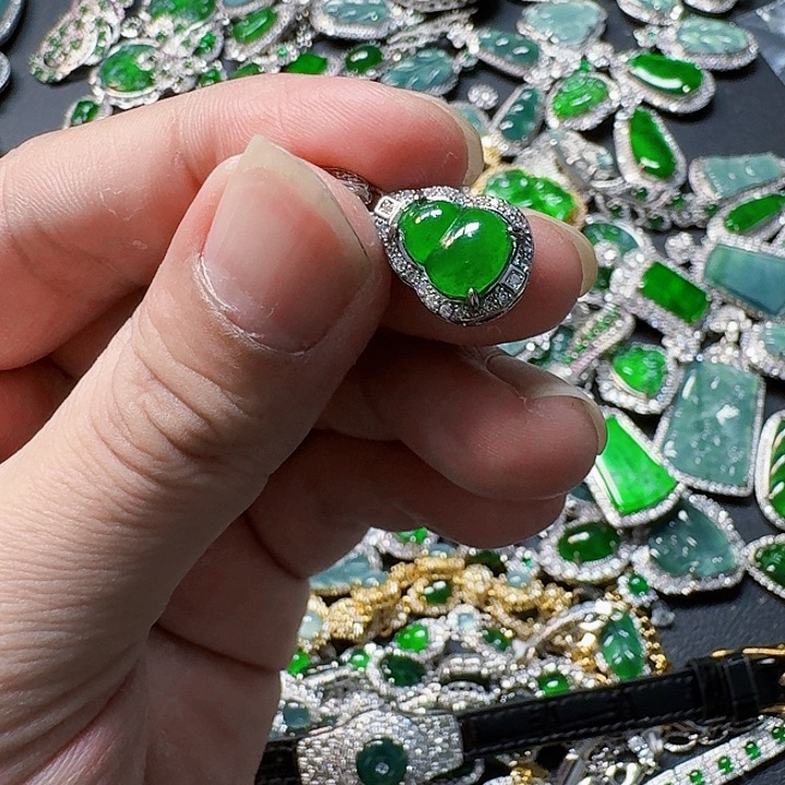 翡翠颈饰未镶嵌天然A货翡翠放漏