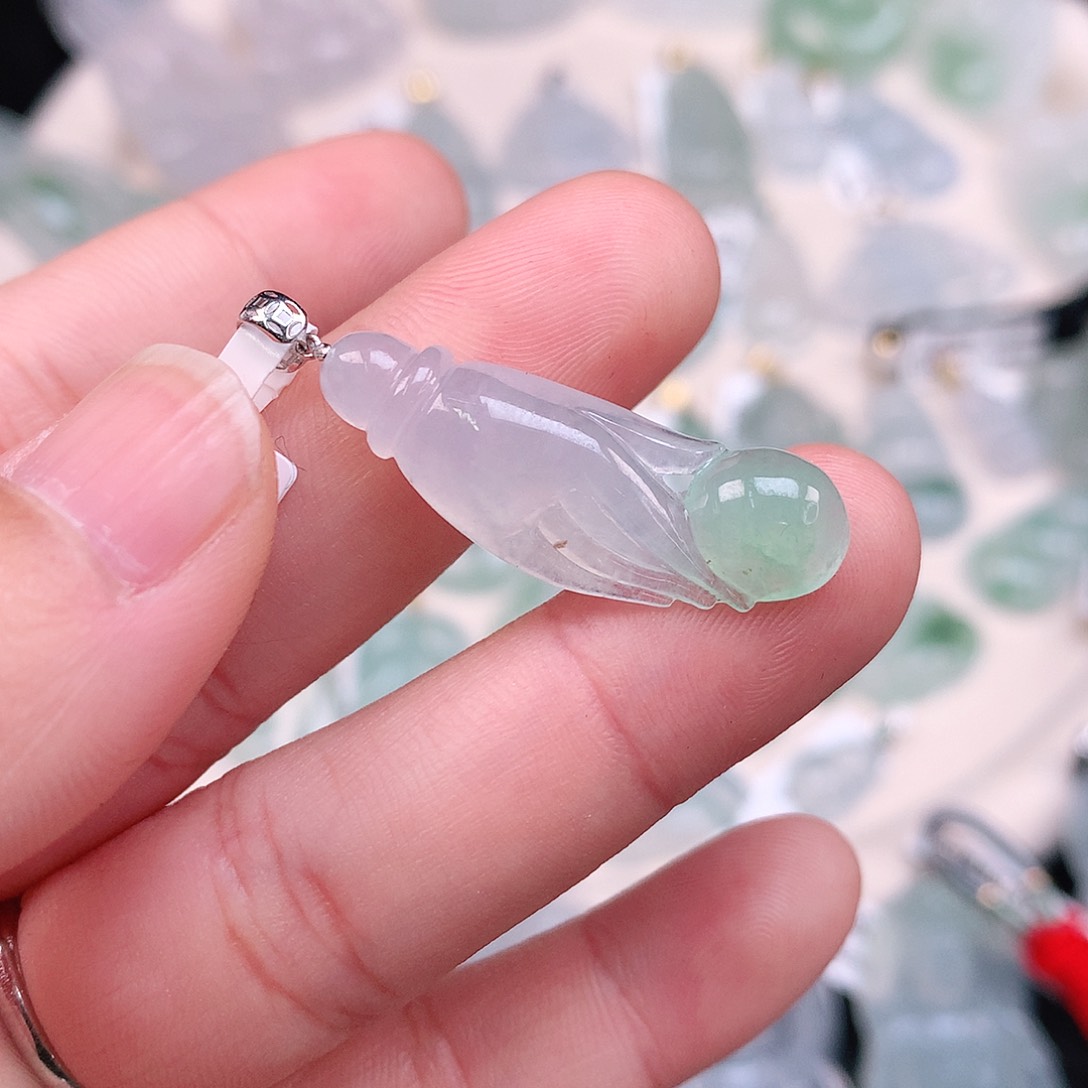 翡翠颈饰18K金镶嵌飘绿掌上明珠31*11*6.2