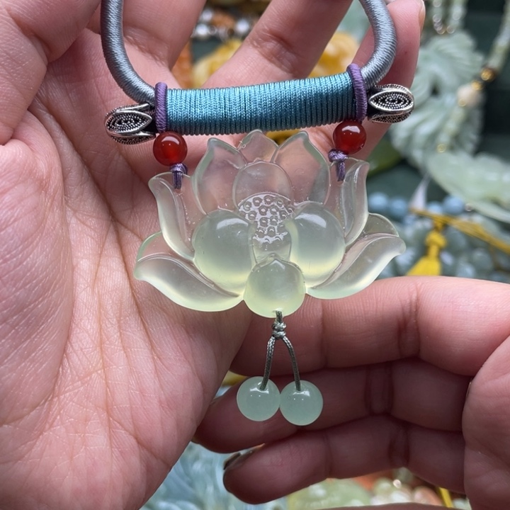 蛇纹石玉吊坠合金