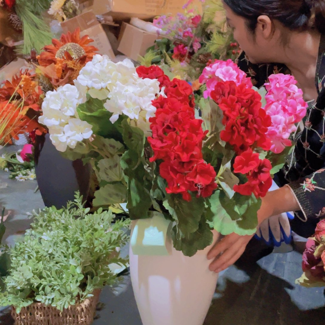 陶瓷花瓶，仿真绿植。4