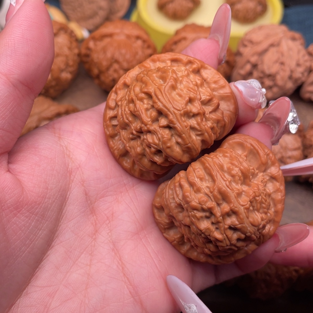 文玩核桃把件全品红皮老树白狮子43.8