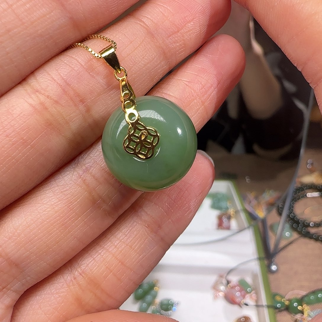 和田玉颈饰18K金镶嵌阿**?