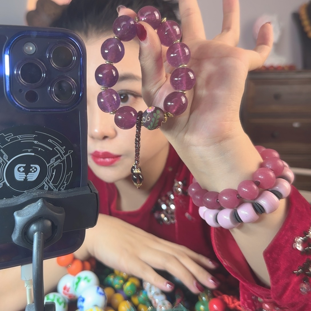 玻璃颈饰老琉璃的故事是一个人的故事吗我