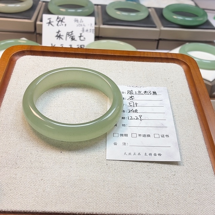 脸****石英质玉未镶嵌手镯