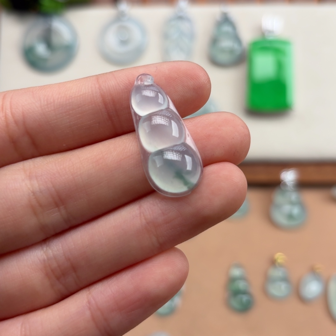 翡翠未镶嵌颈饰冰飘花福豆