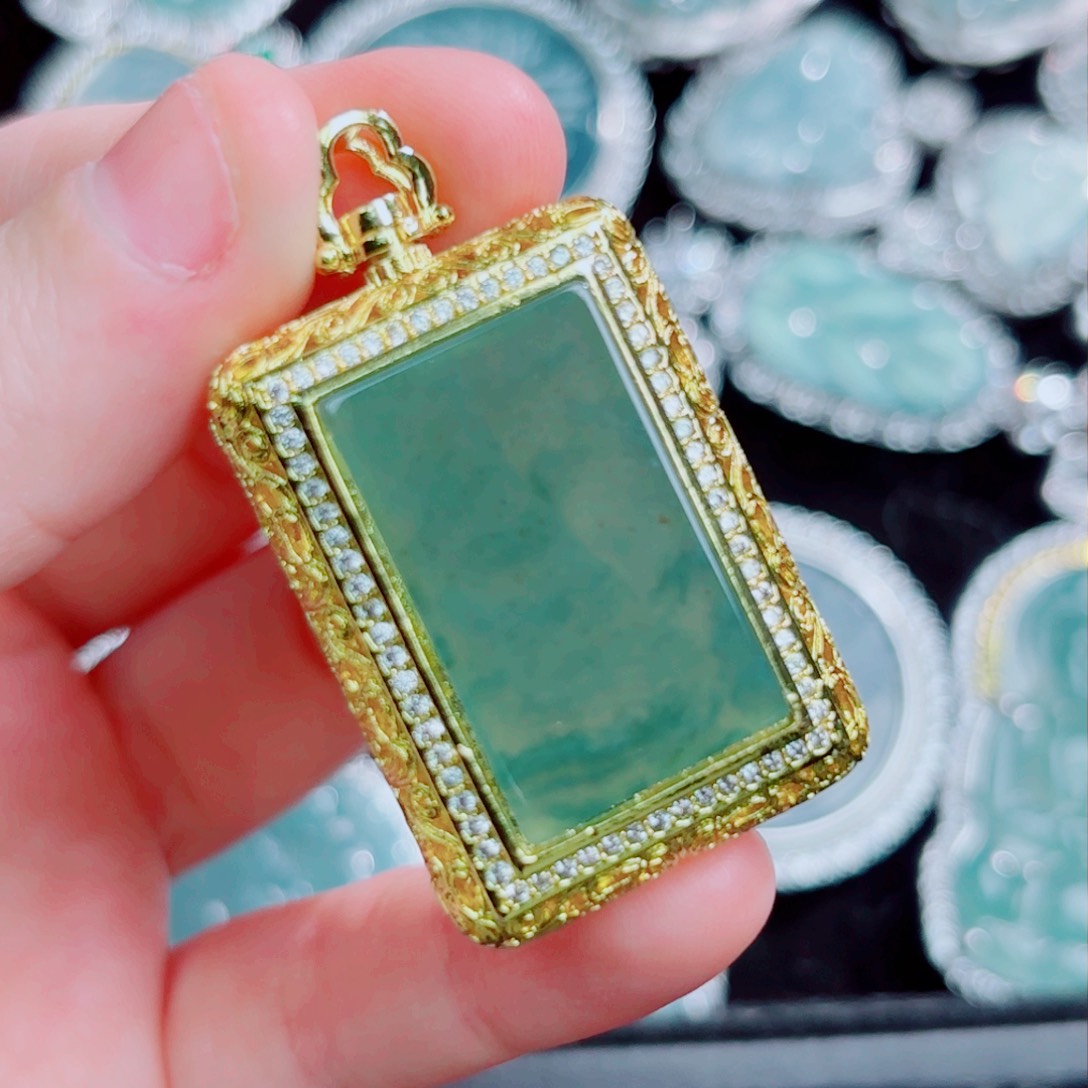 翡翠颈饰未镶嵌无事牌