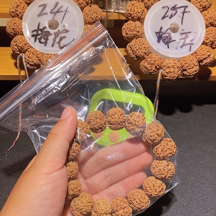 黄***大手串金刚菩提这样