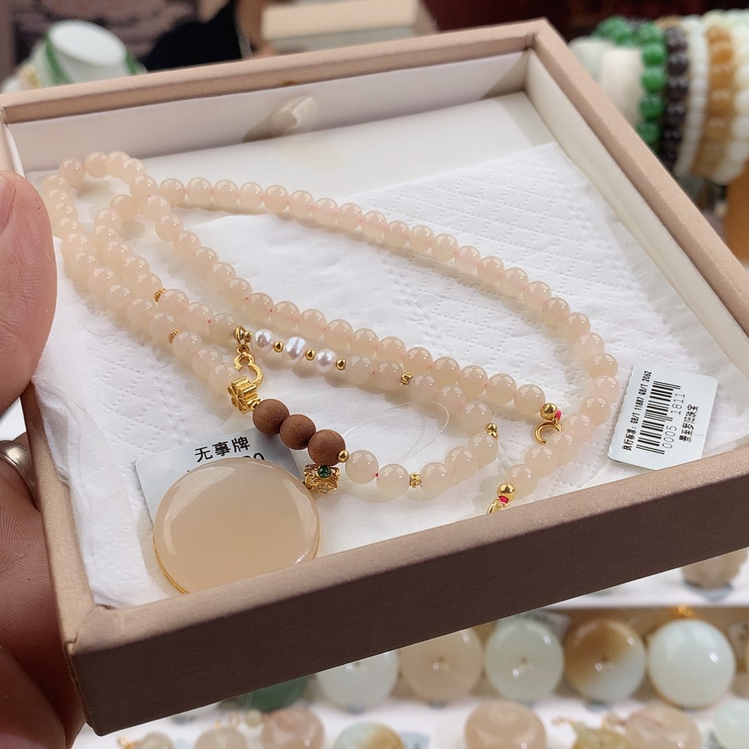 和田玉未镶嵌颈饰赤**甜