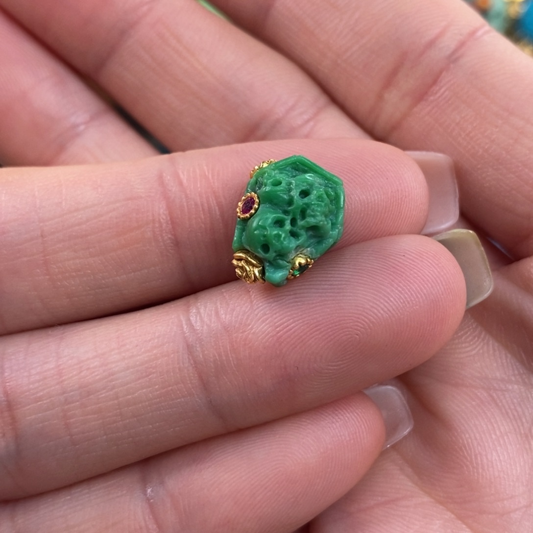 绿松石未镶嵌。圣棺