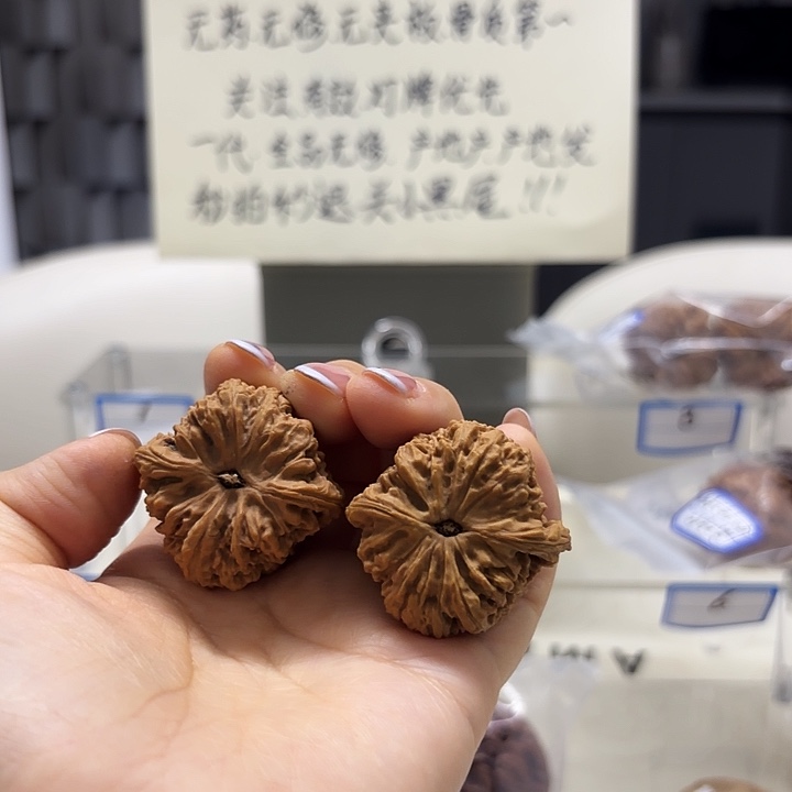 宇***:把件文玩核桃南疆石狮子头一对