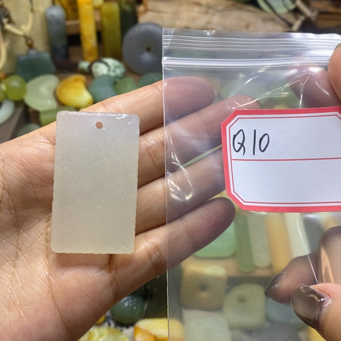 未镶嵌蛇纹石玉颈饰烬*