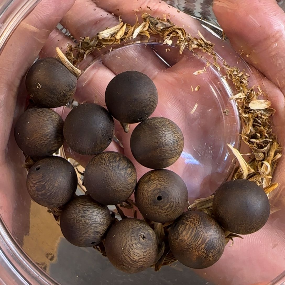 沉香手串红*子白棋老料1.8规格沉水8颗沉水浮4颗多样性