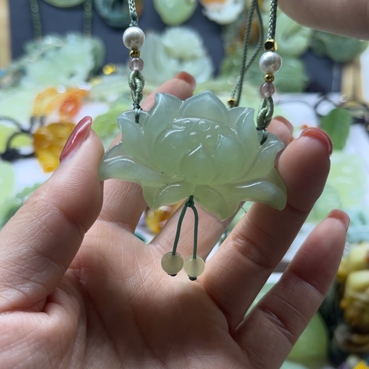 蛇纹石玉未镶嵌颈饰